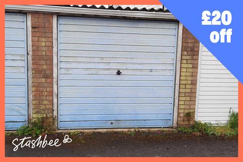 Garage to rent - Lambourne Road, Chigwell IG7