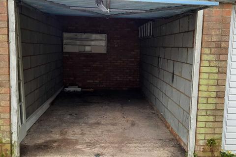 Garage to rent - Lambourne Road, Chigwell IG7