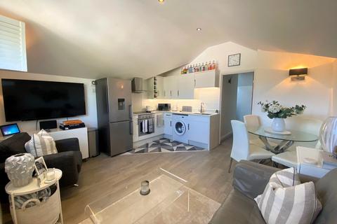 2 bedroom maisonette to rent, Barnway, Englefield Green, Egham, TW20