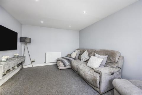 3 bedroom end of terrace house for sale, Well Meadow, Havant PO9