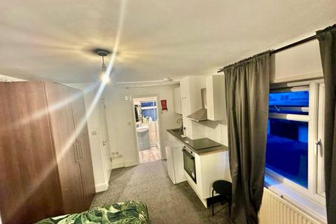 Flat share to rent - Layfield Road, London  NW4