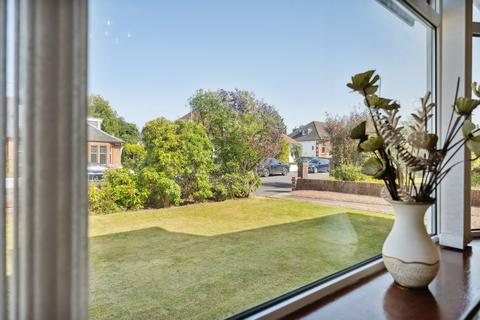 16 Lothian Drive, Clarkston, Glasgow, G76 7NF