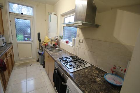 3 bedroom semi-detached house to rent, Harrow HA2