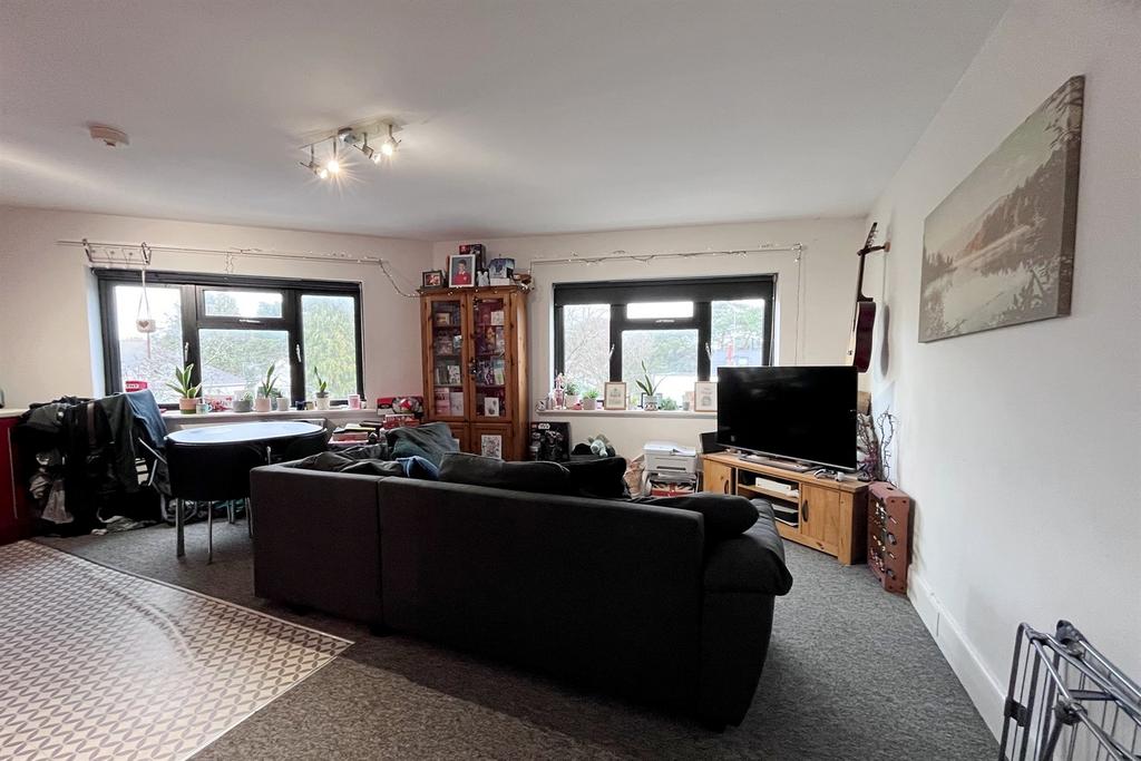 Canford Cliffs 1 bed flat to rent £900 pcm (£208 pw)
