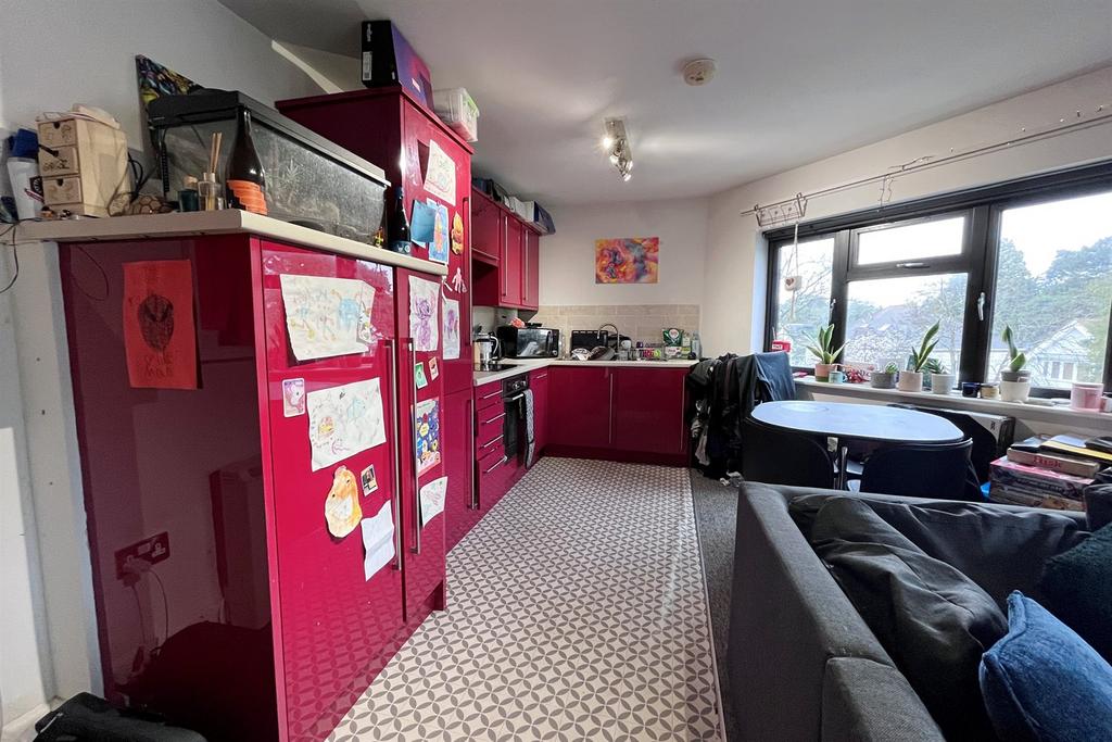 Canford Cliffs 1 bed flat to rent £900 pcm (£208 pw)