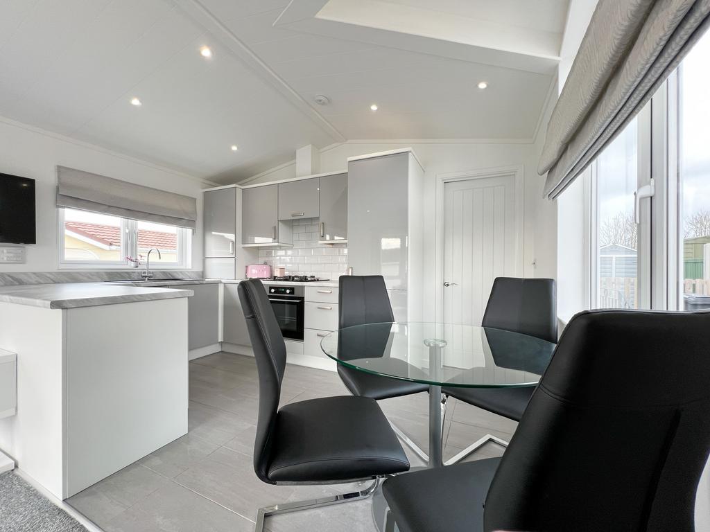 15 Bovingdon Park - kitchen