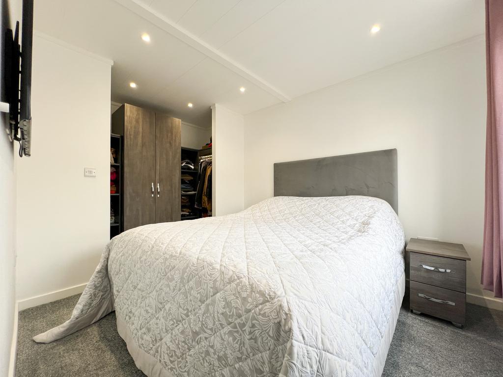 15 Bovingdon Park - bed 1 (2)