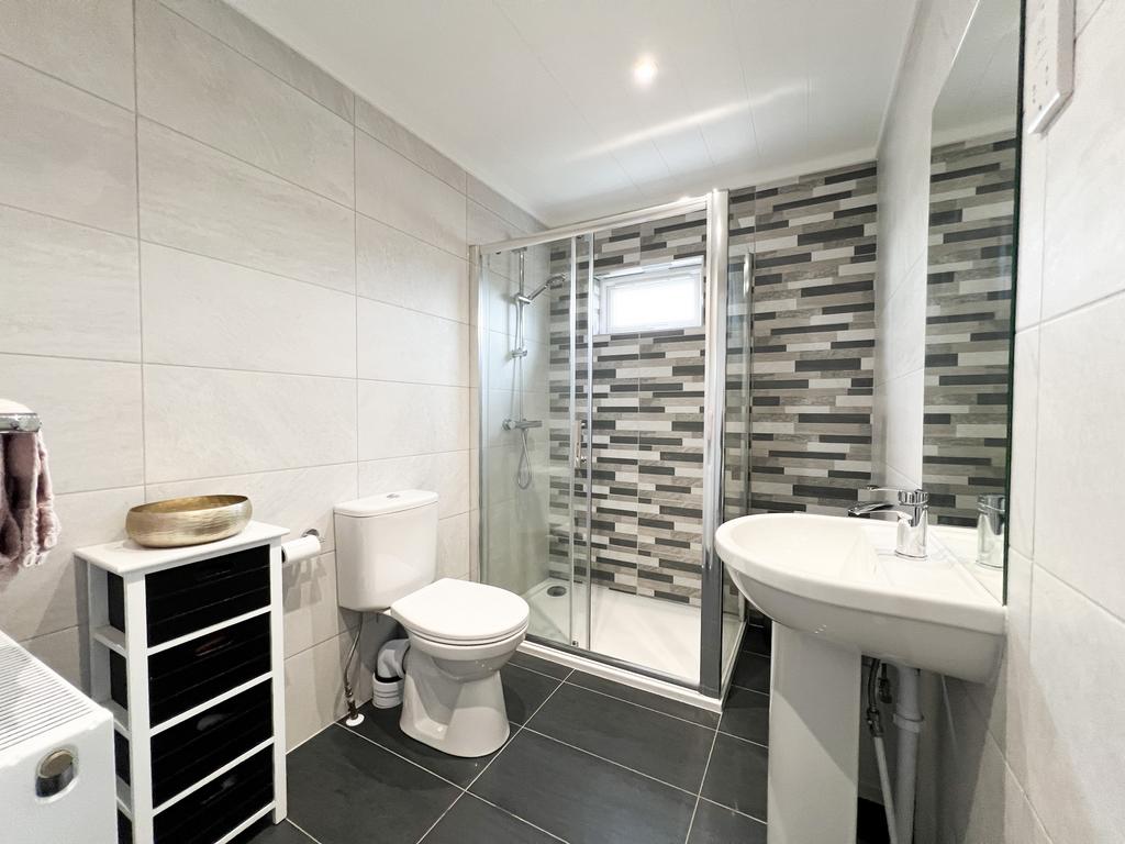 15 Bovingdon Park - shower room