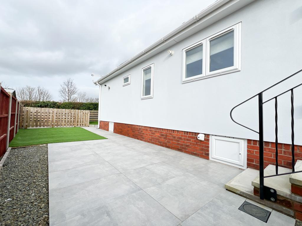 15 Bovingdon Park - garden (2)
