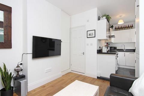 2 bedroom flat to rent, Whitestile Road, Brentford TW8