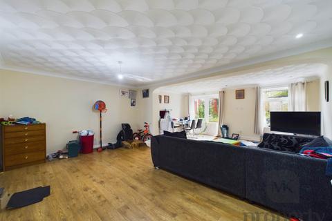 3 bedroom terraced house for sale, Turnmill Avenue, Milton Keynes MK6