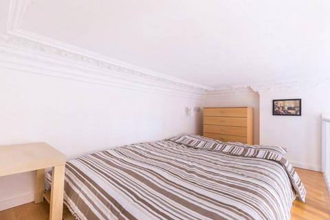 Studio to rent, Claverton Street, Pimlico, London SW1V