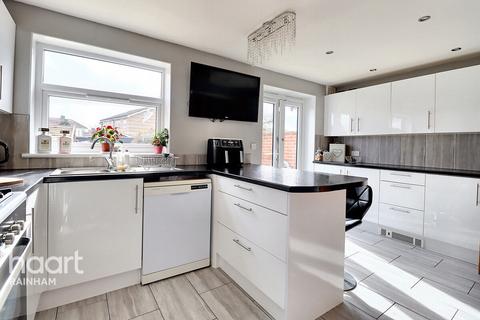 226 South End Road, Rainham, RM13 7XT