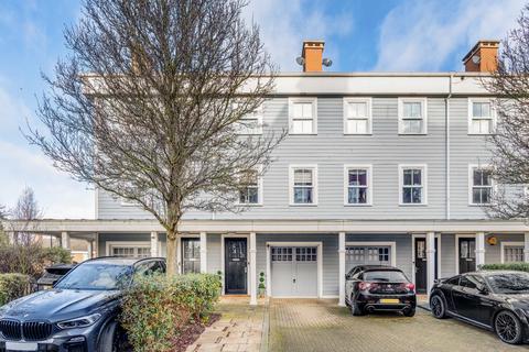 23 Lewiston Close, Worcester Park, KT4 8DL
