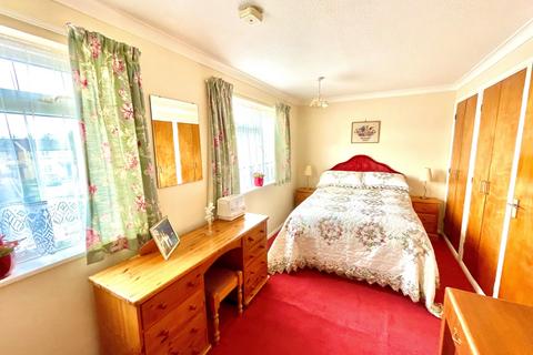 18 Heronfield, Englefield Green, Egham, TW20 0RG