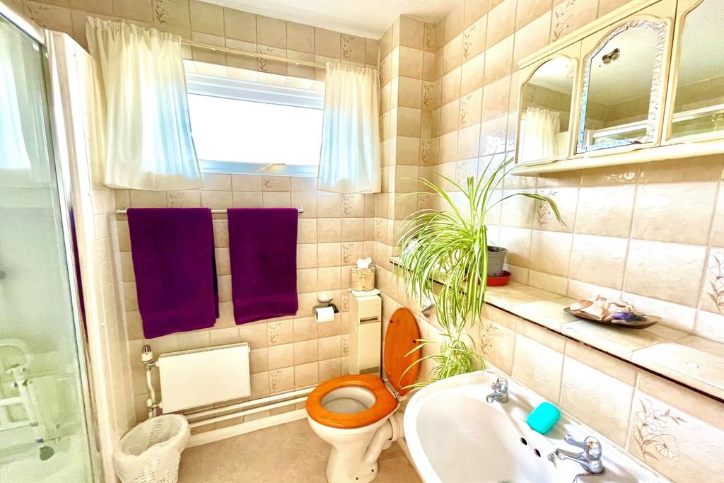 18 Heronfield BATHROOM