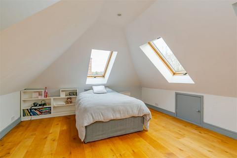 4 bedroom chalet for sale, Longmead, Merrow, GU1