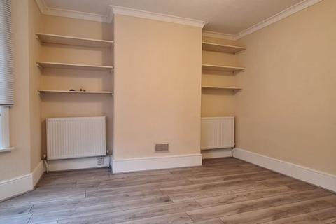 2 bedroom semi-detached house to rent, Totteridge Avenue, High Wycombe