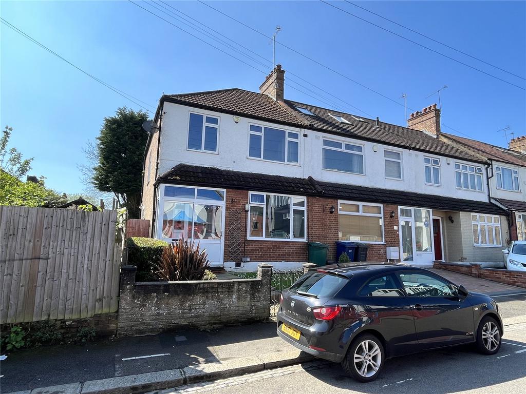 Henry Road, New EN4 3 bed end of terrace house for sale £565,000