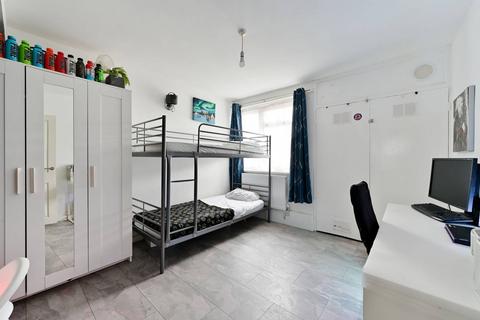 2 bedroom flat for sale, Arnewood Close, Roehampton, London, SW15
