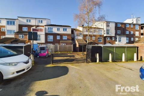 1 bedroom apartment for sale - Dunmow Close, Feltham, Greater London, TW13