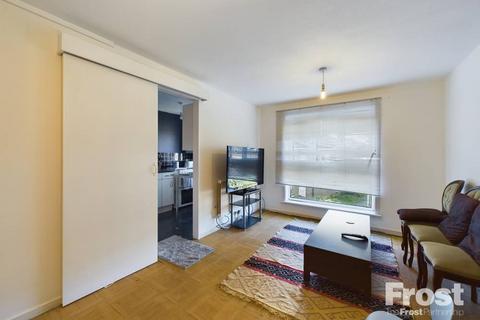 1 bedroom apartment for sale, Dunmow Close, Feltham, Greater London, TW13