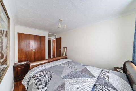 1 bedroom flat for sale, Staines-upon-Thames,  Surrey,  TW18