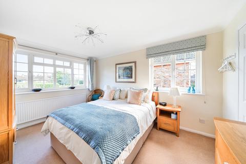 13 Crossacres, Woking, GU22 8QS