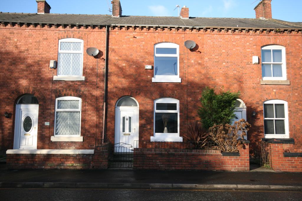 Ashton Road East, Failsworth M35 2 bed terraced house £875 pcm (£202 pw)
