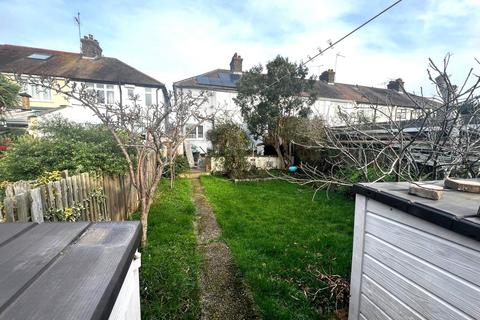 3 bedroom end of terrace house for sale, Rayleigh Road, Leigh-on-Sea, Essex, SS9