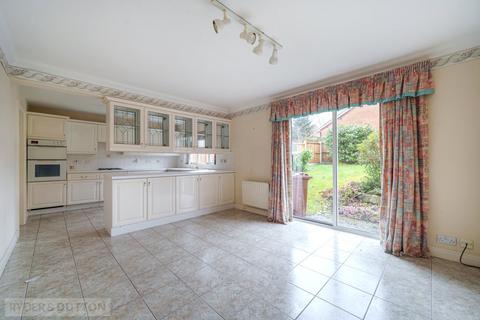 2 Blenheim Close, Hadfield, Glossop, SK13 1QY