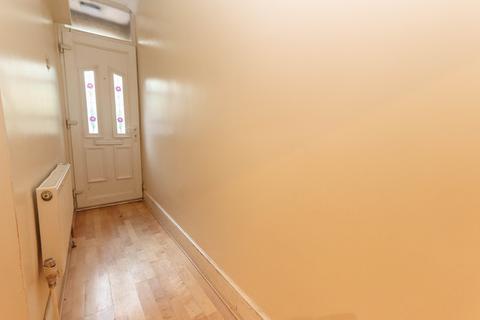 4 bedroom semi-detached house to rent - Watford WD18