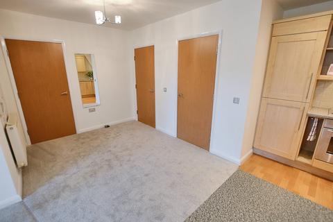 2 bedroom ground floor flat to rent - Romana Square, Timperley WA14