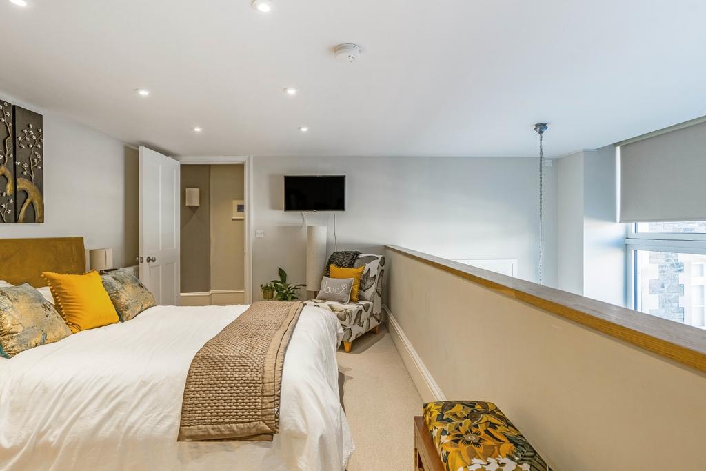 Principal bedroom