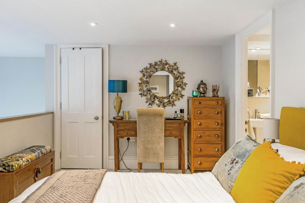 Principal bedroom to ensuite