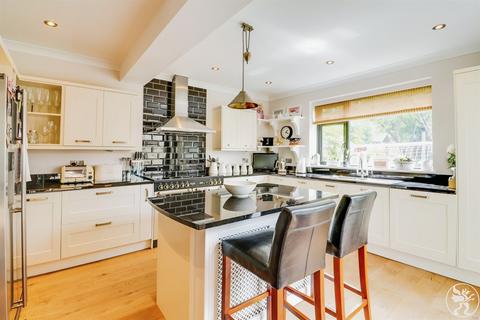 4 bedroom semi-detached house for sale, Bruce Avenue, Hornchurch, RM12