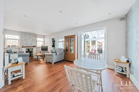 33 Hacton Drive, Hornchurch, RM12 6DL