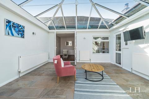 33 Hacton Drive, Hornchurch, RM12 6DL
