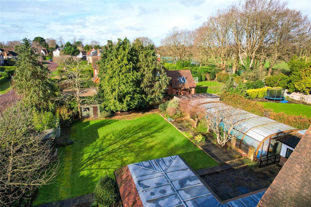 Ashley Park Avenue, Ashley Park, WaltonOnThames, KT12 5 bed detached