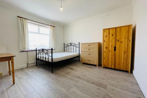 4 bedroom terraced house to rent - Fishponds Road, London SW17