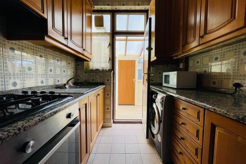 4 bedroom terraced house to rent, Fishponds Road, London SW17