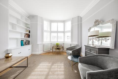 4 bedroom flat for sale, Thurleigh Road, London, SW12