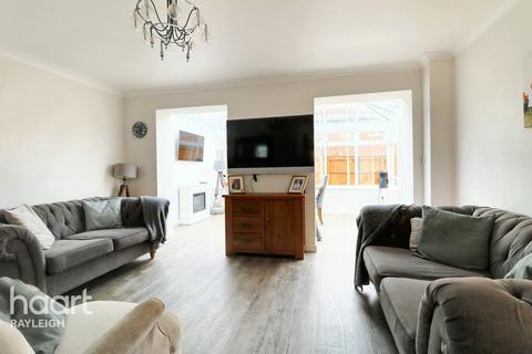 34 Claremont Crescent, Rayleigh, SS6 9GZ