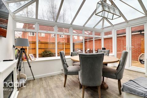 34 Claremont Crescent, Rayleigh, SS6 9GZ