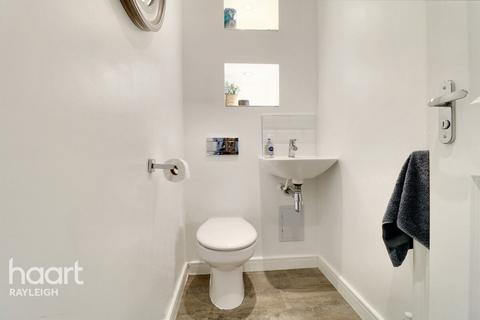 34 Claremont Crescent, Rayleigh, SS6 9GZ