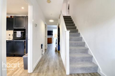 34 Claremont Crescent, Rayleigh, SS6 9GZ