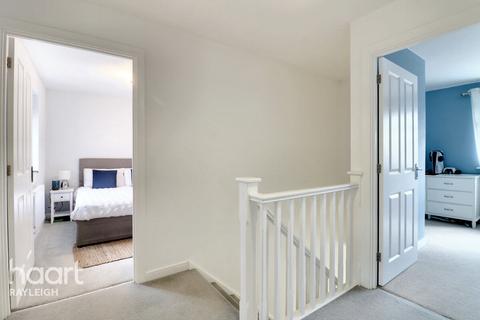 34 Claremont Crescent, Rayleigh, SS6 9GZ