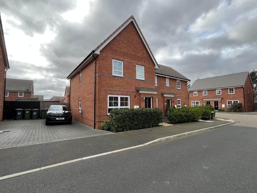Bloomfield Road, Felixstowe IP11 3 bed semidetached house for sale £