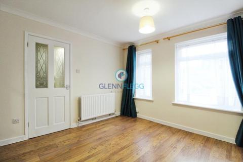 3 bedroom terraced house to rent - Rochford Gardens, Slough