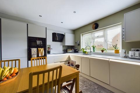 25 Bow Drive, Sherfield On Loddon, Hook, RG27 0EJ